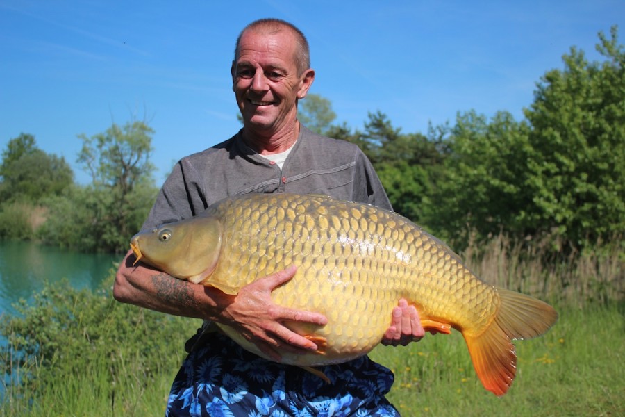 Steve martin with the lake record common at 44.10lbs