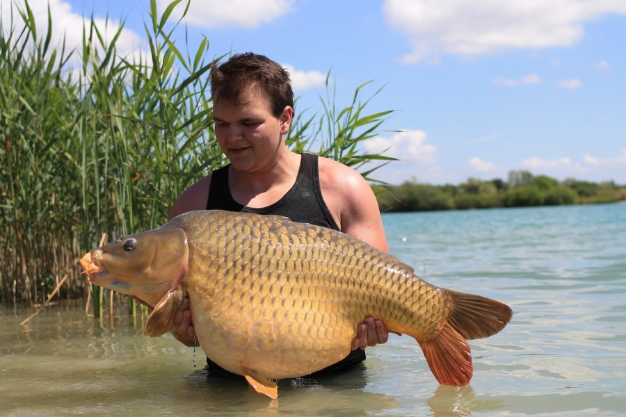 Mateusz with the 'Lake Record Common' at 46lb10oz