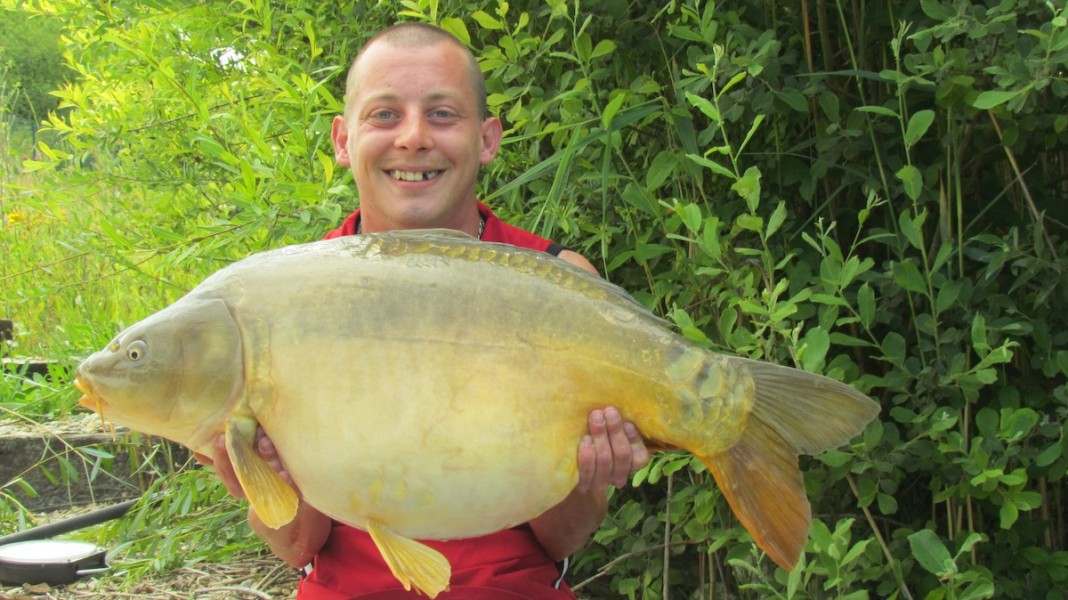 Rob Marshall with a 32.00lb mirror
