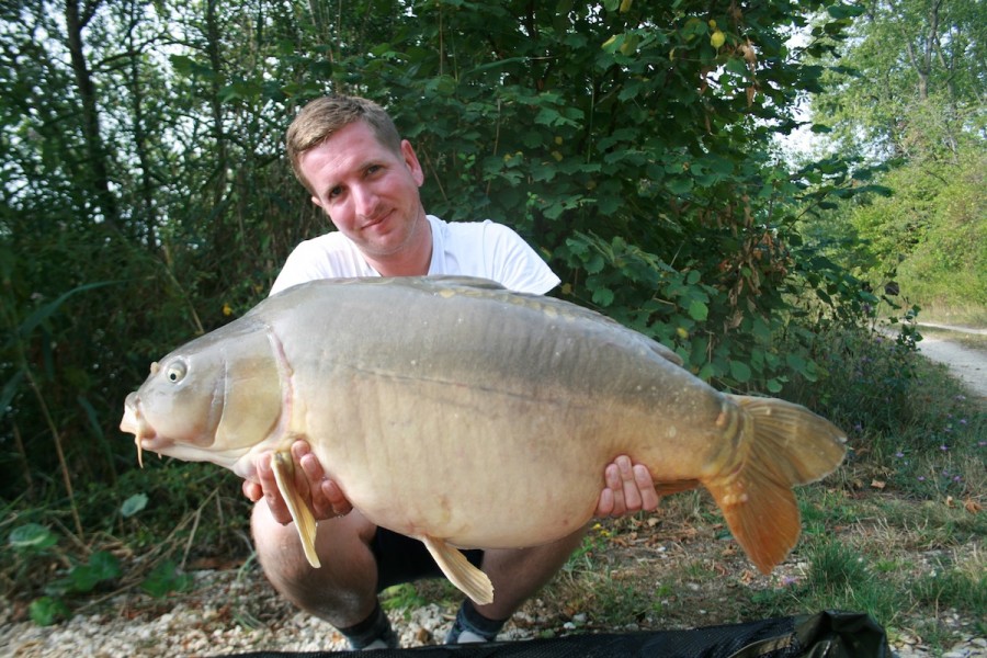 Tom and a 38lbs mirror