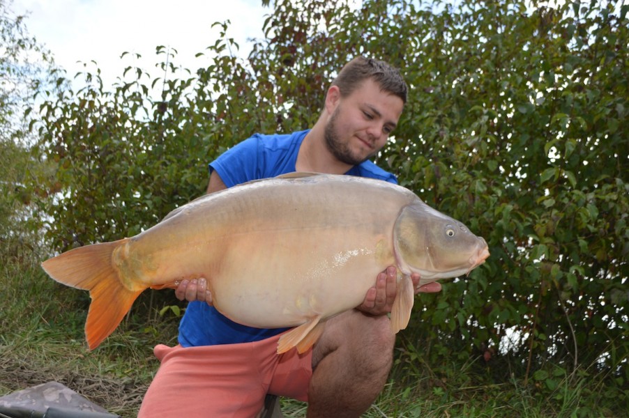 Ash with a classic 33lbs Gigantica road lake mirror