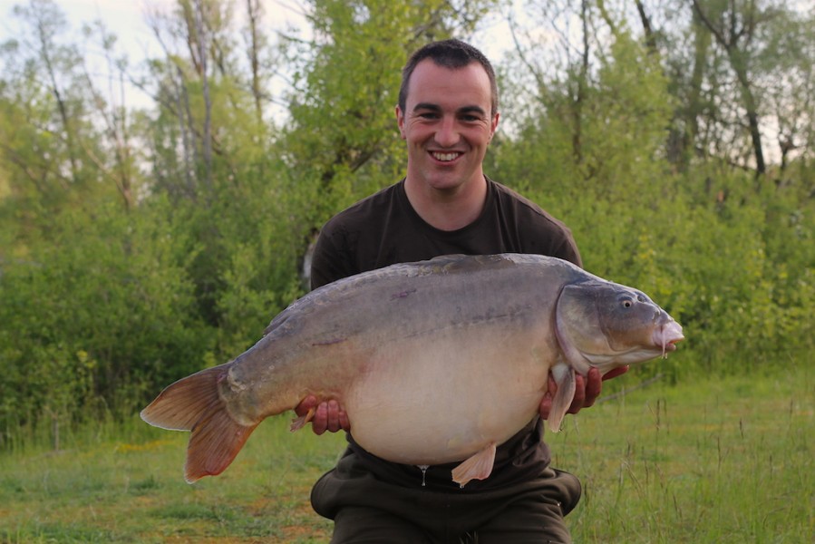 Kev with Toucan at 40lb2oz from Billys