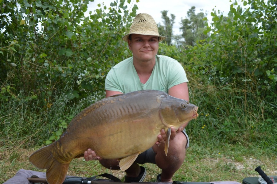 Mateusz with a 30lbs mirror