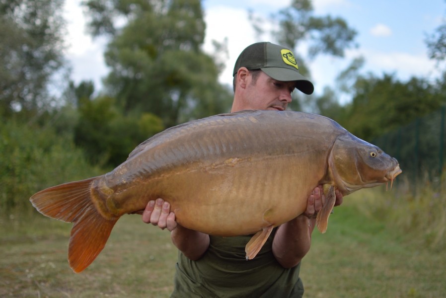 Scott with a 39lbs mirror