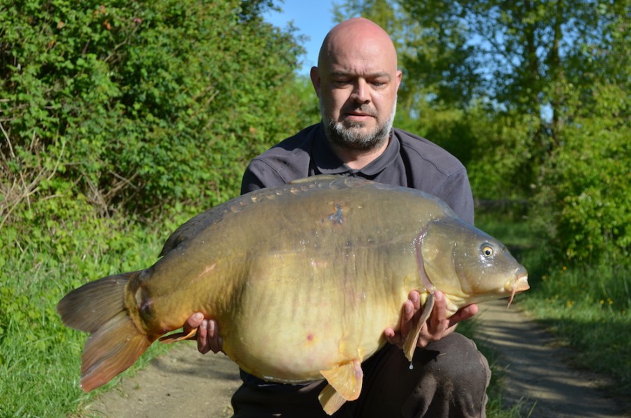 Keith Potter with My Mate at 41lb 8oz mirror from Bachelier's