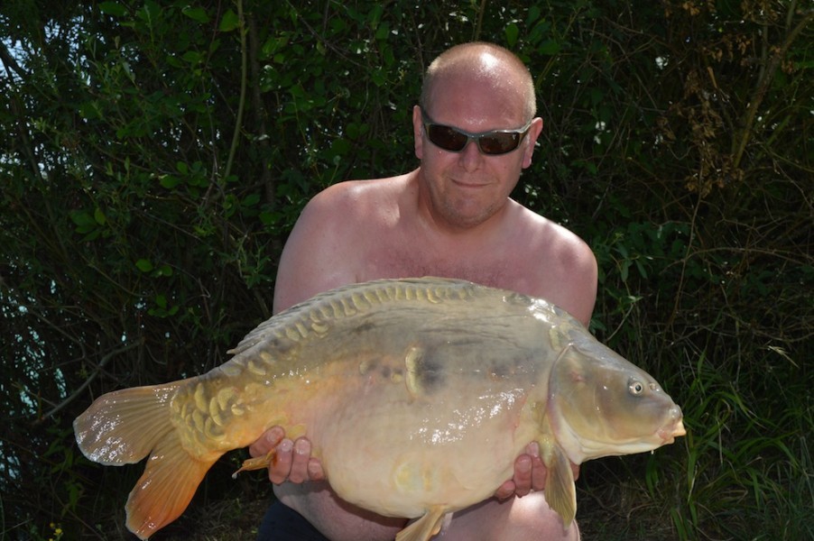 Richard Amos with a 26lb Mirror from the Goo 15.7.17