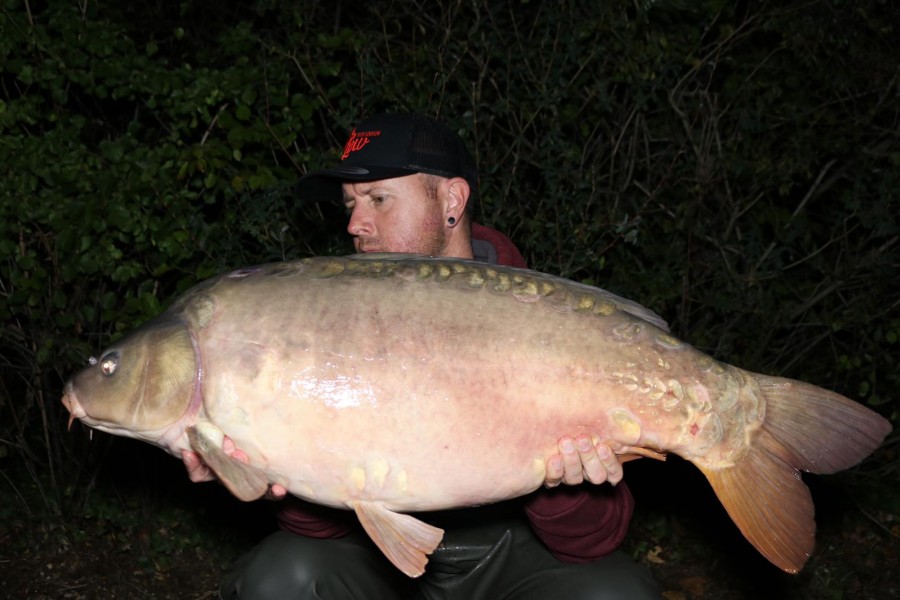 37lb 8oz "Wilbur" joins Darren for a night time cuddle.........