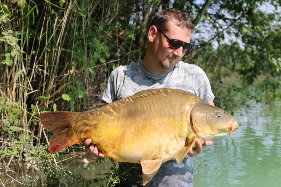 Denis Brogden Jr with "Wage Packet" spinning the scales around to 30lb 8oz.............