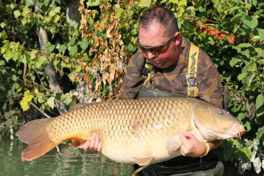 Roger Hind with "The Submarine" at 42lb 12oz....