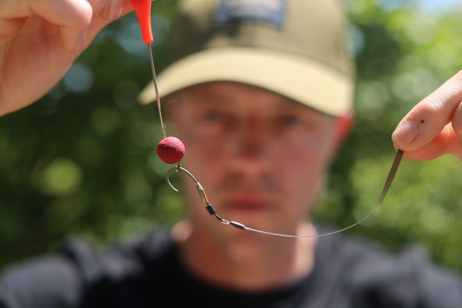 Rig and hook bait used by Leon