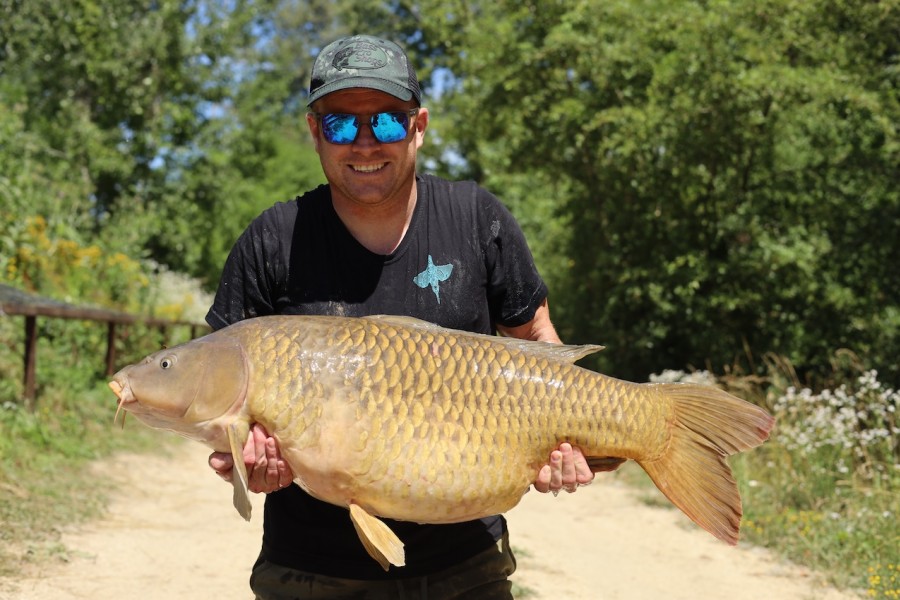 First day action in Bacheliers, Barrow 42lb 8oz