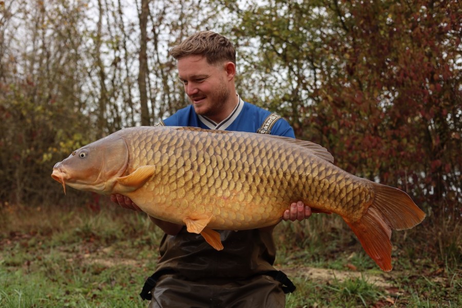 Jamie and his new P.B. - Scottie's Common 44lb 4oz